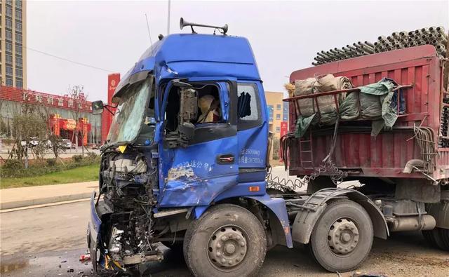 南阳淅川发生一起车祸,两大货车相撞车头零件散落一地