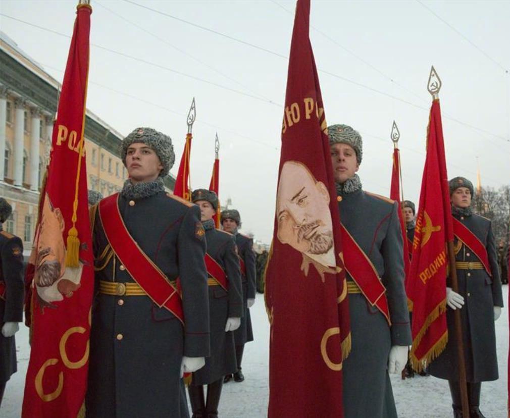 俄罗斯现在阅兵旗子上都是画镰刀斧头的称呼也是总指挥同志