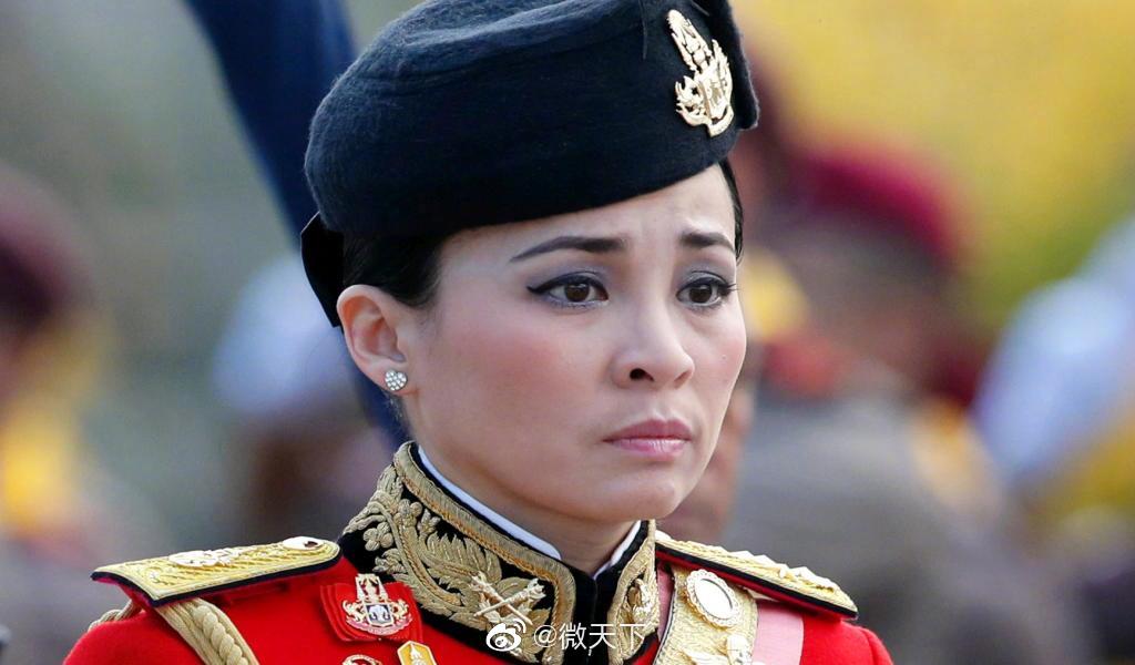 泰国新王后苏蒂达前空姐传播学学士女将军
