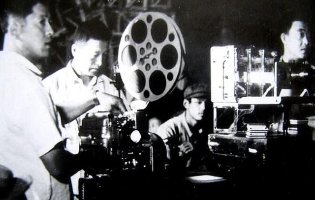 在80年代能够看电影是非常罕见的事情,繁华的城市兴许会有电影院