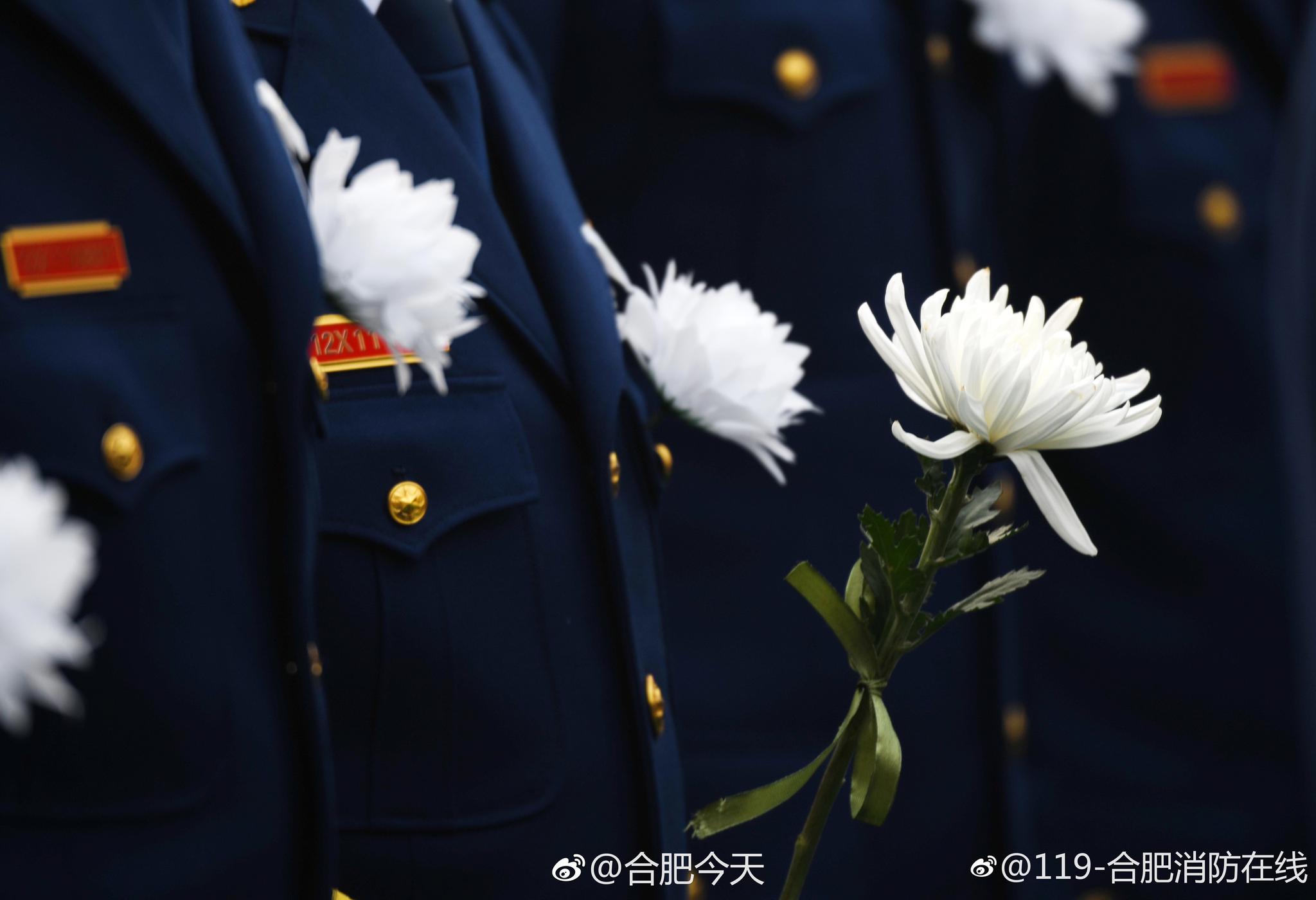 千余名战友挥泪送别