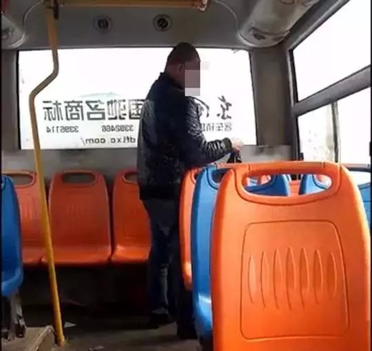 但也要注意个人素质,司机在安全开车的同时,遇上内急应该到