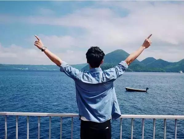 旅行照这5个拍照姿势?怎么拍照好看,学会这10个pose准没错