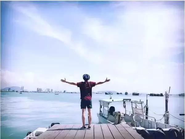 旅行照这5个拍照姿势?怎么拍照好看,学会这10个pose准没错~|人像|姿势|回眸_新浪新闻