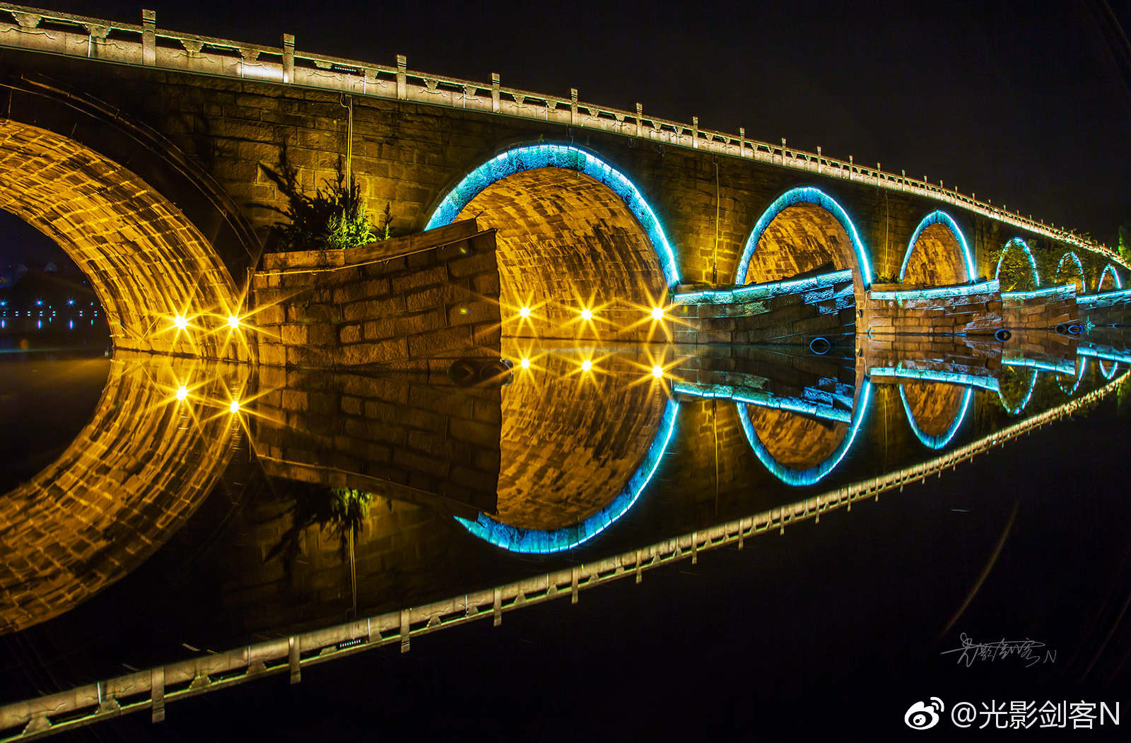 途观·最美夜色   池州,一座风景秀丽的小城,这里的古塔,古桥都在向你