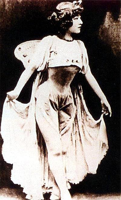 裕容龄，女，满族，1889年出生，中国舞蹈家，1973年逝世|舞蹈家|满族|逝世_新浪新闻