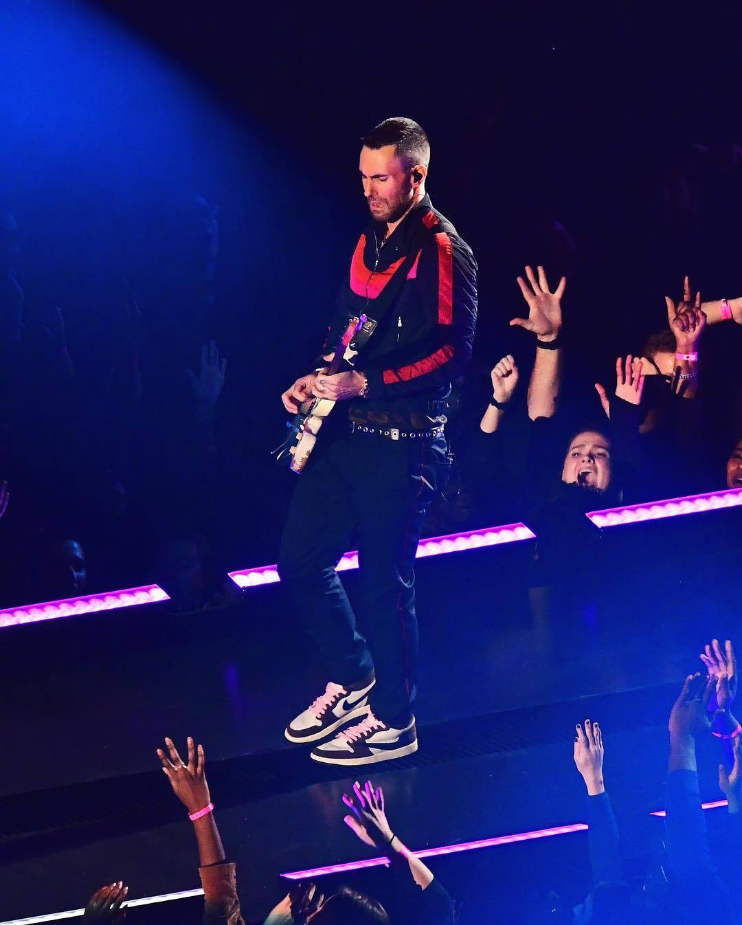 昨天超级碗的中场表演,travis scott和adam levine!