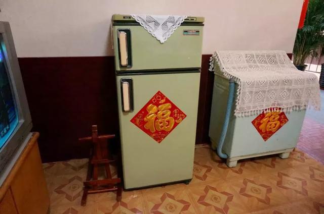 90年代的挂历除了这种风景画,还有大美人居多和之前大不同的是,电话