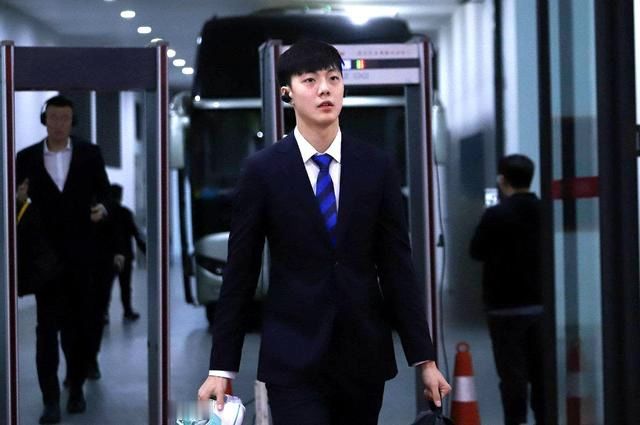 可以出道了!广东男篮化身"男模"身穿西装出场,胡明轩颜值超高