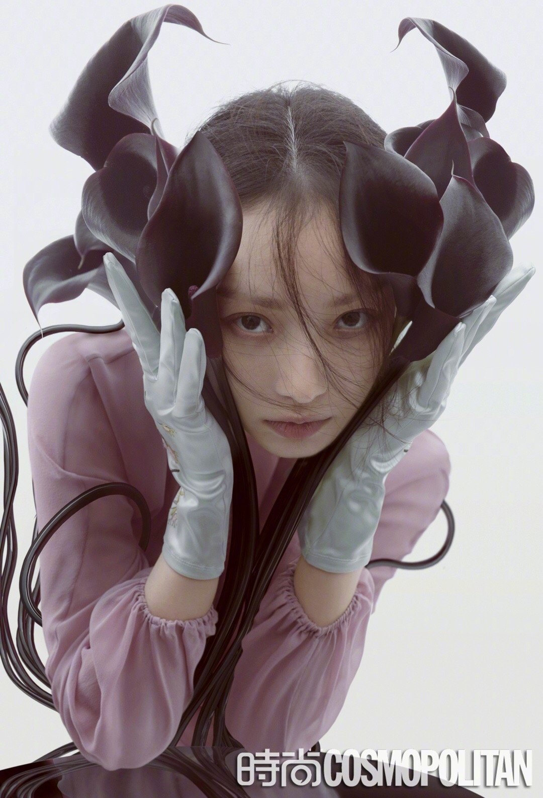 《时尚cosmo》12月刊封面大片"时隐时现",光怪陆离的全新风格