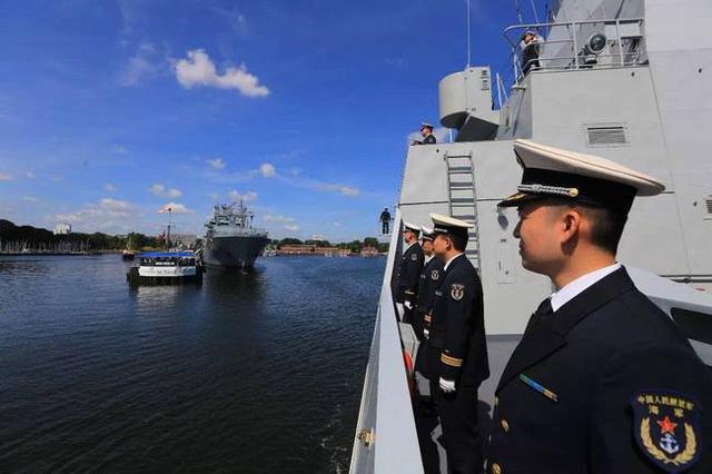 世界各国的海军制服颜色为何大同小异?基本都是蓝白两色