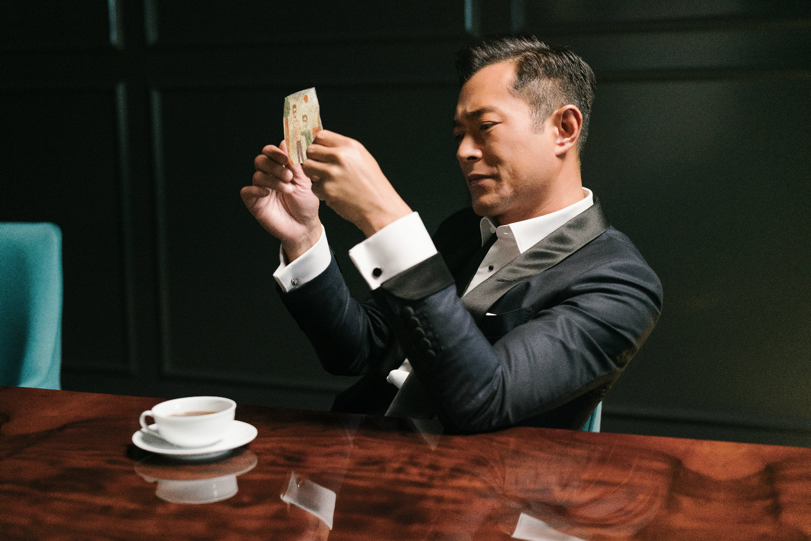 荧幕上飙车枪战样样拿手的古天乐,荧幕背后也同样具备温柔又儒雅的一