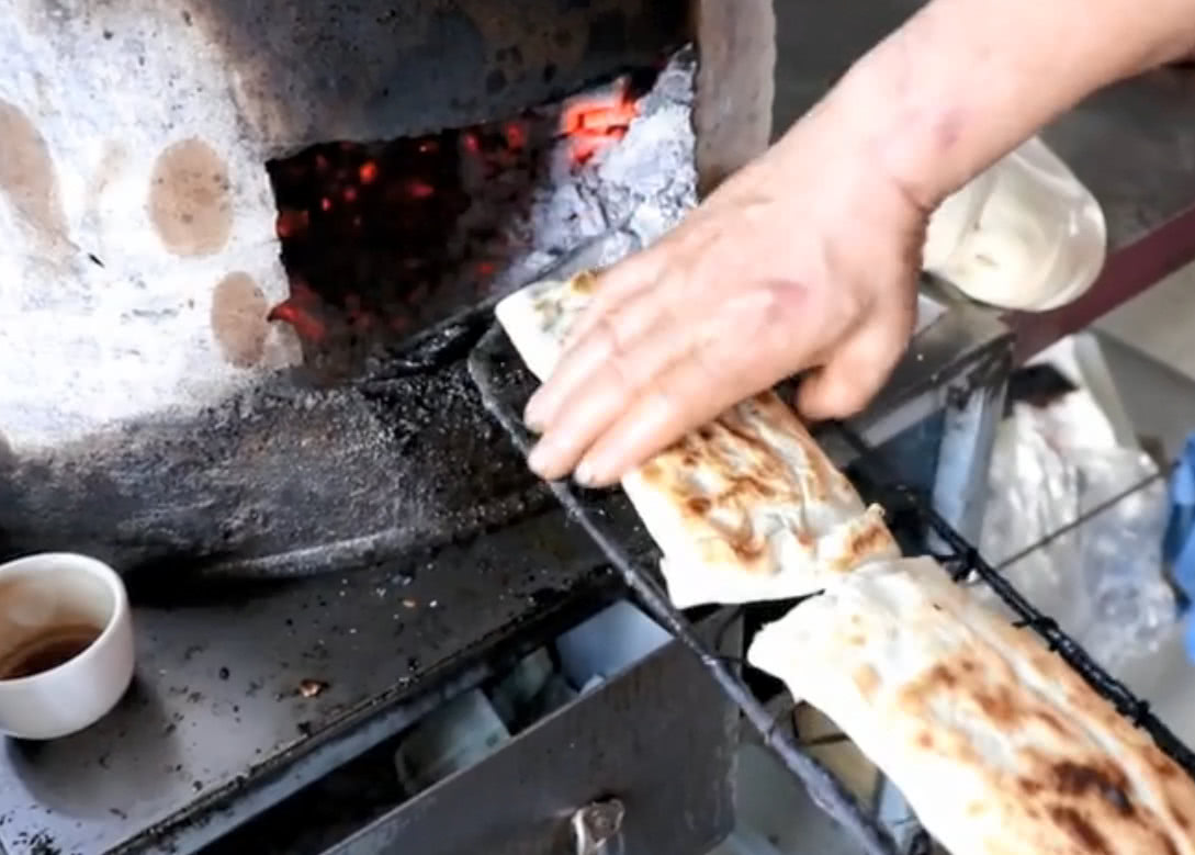 蒙阴高速旁农村,大爷卖了21年肉火烧,2块钱一个香酥可口!