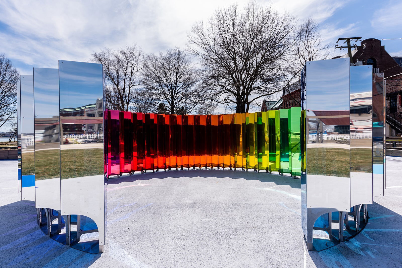 镜中镜,外观上拥有着半圆形的反射结构,装置中隐藏了一个棱镜阵列