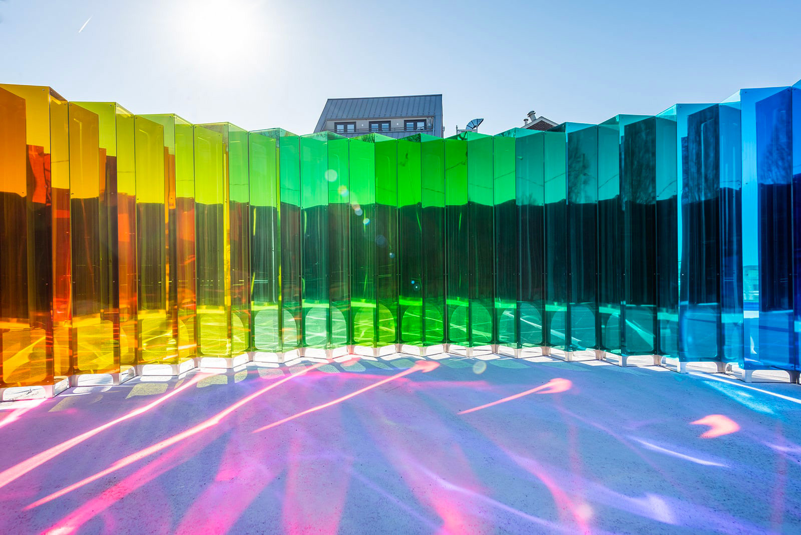 镜中镜,外观上拥有着半圆形的反射结构,装置中隐藏了一个棱镜阵列