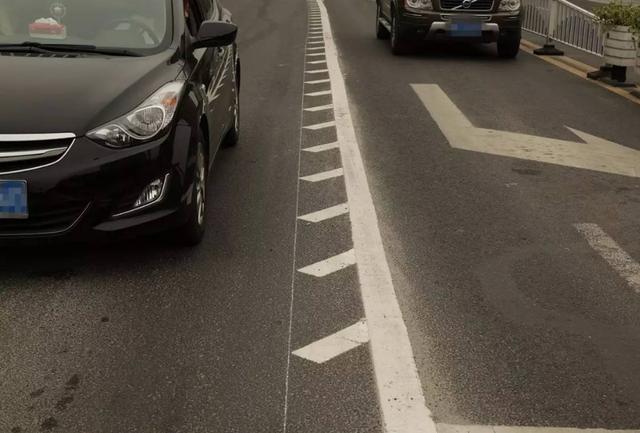 马路上画的锯齿线啥意思?很多新手不明白,老司机:不懂别乱轧
