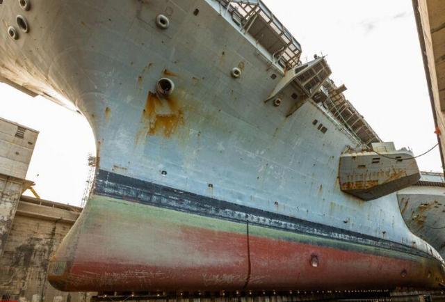 美军航母服役超40年,舰体腐蚀严重,开启为期15个月的大修