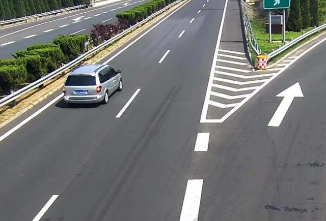 一般的高速路都有分快慢车道,而且对于速度也是有要求的,虽然说十次