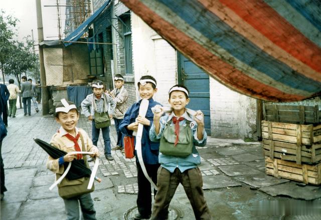 1986年的重庆,罕见街拍老照片,重庆80后儿时的生活记忆