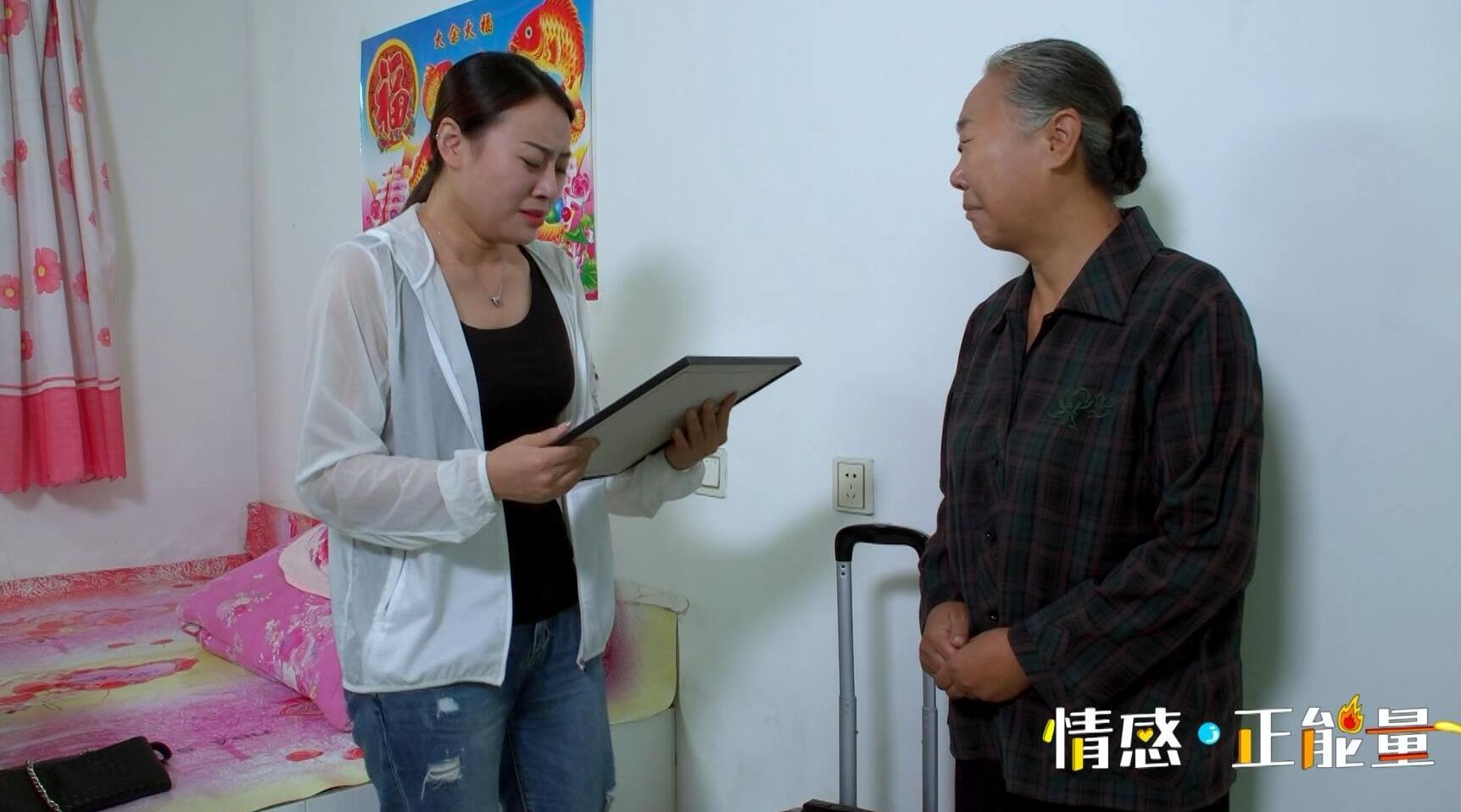 女儿回家看到父亲遗像,直接跪下忏悔,当子女的都看看吧!