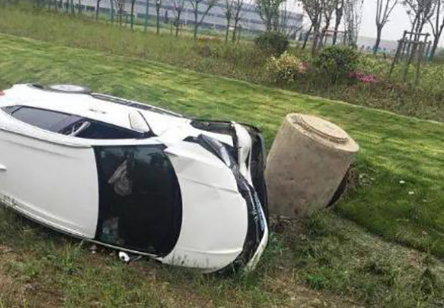 开车回农村过年,为何总是翻车?还直接开到沟里?