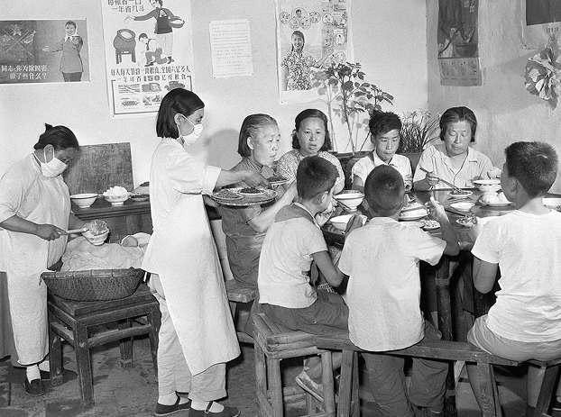 70年间中国人餐桌变化 从难以果腹到如今一日三餐饱饱的