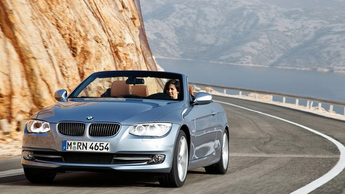 15万买台进口宝马325敞篷跑车回家过年,村里小芳会喜欢吗?