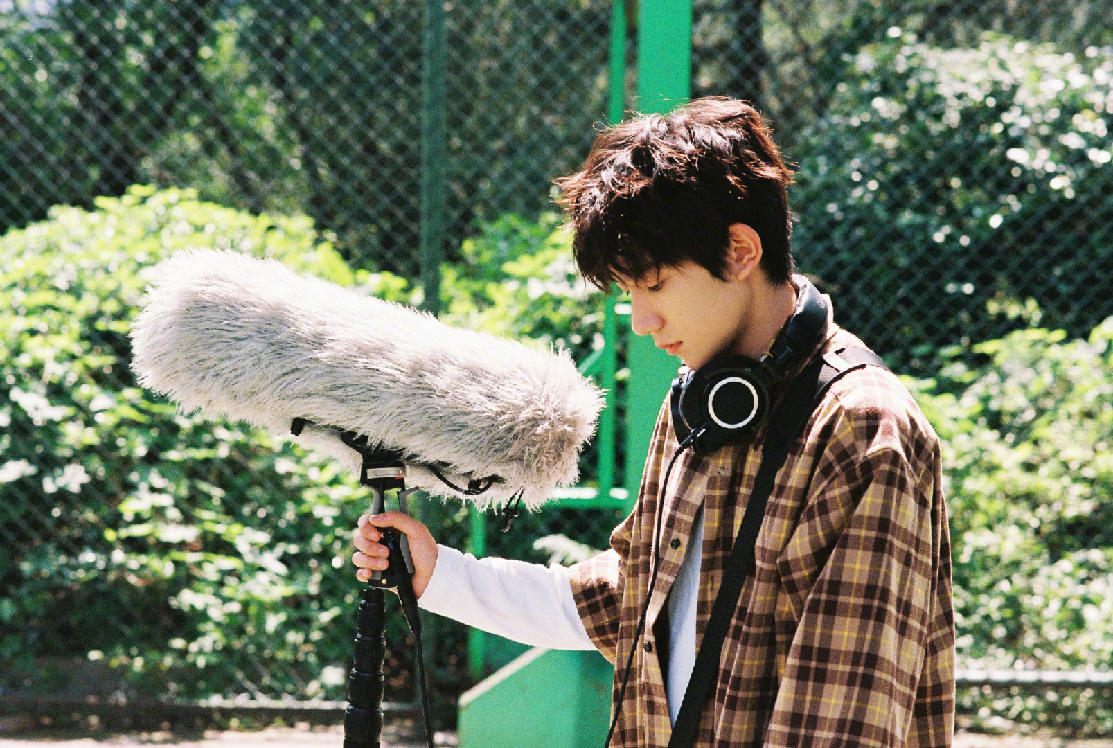 王源长了一张让女生都羡慕的脸,正脸眉清目秀,侧脸棱角封面