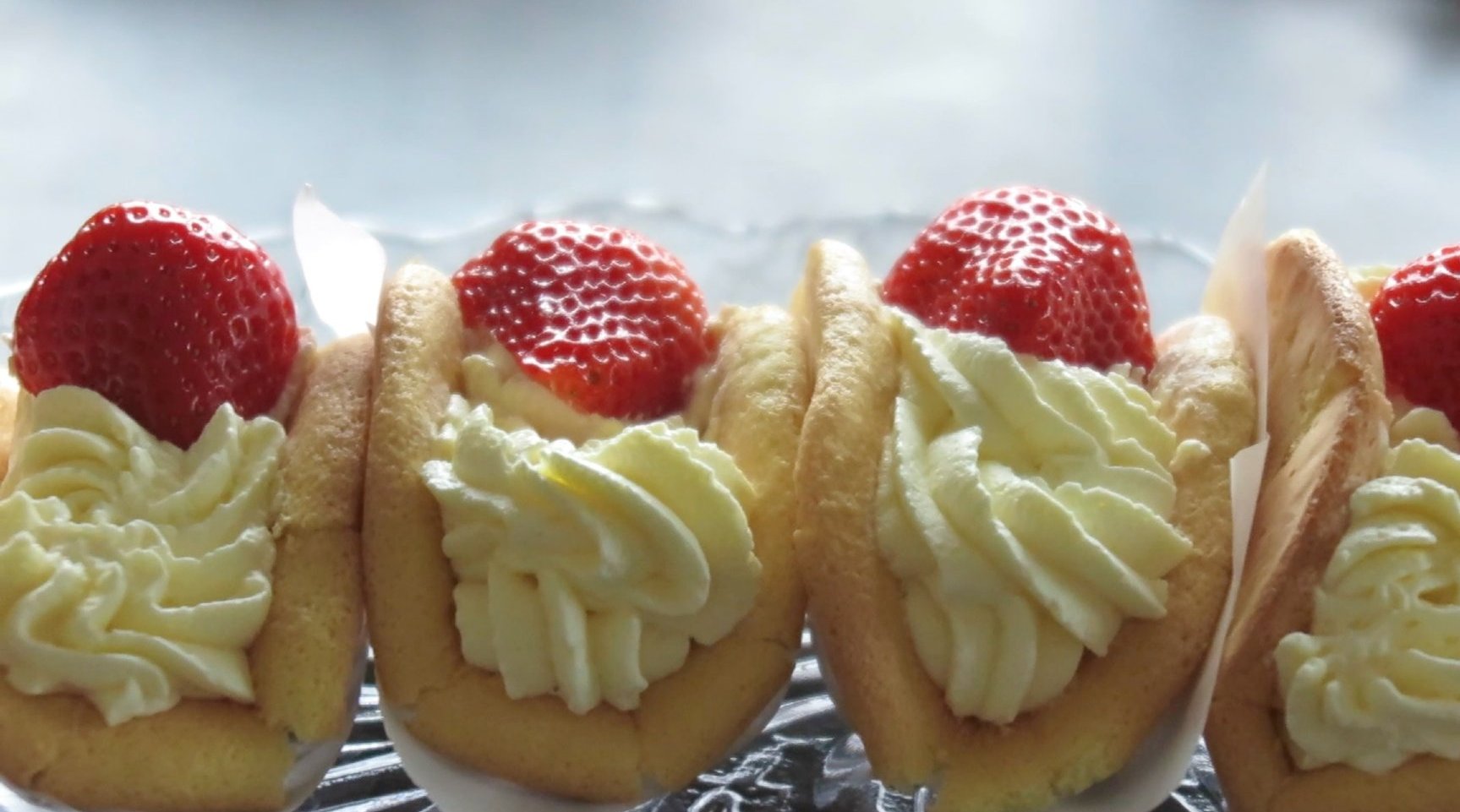 国外美女吃播,印尼的妹子直播吃水果捞,这草莓