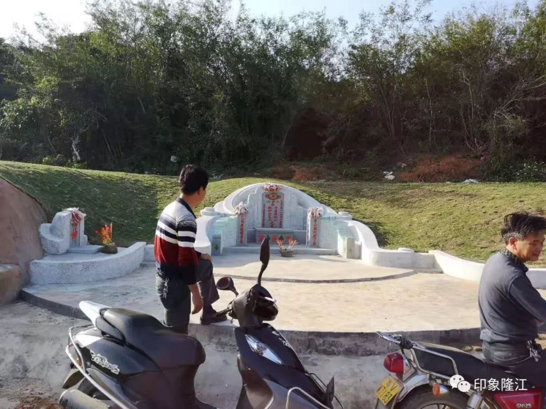 惠来县某地有人违规造坟偷尸土葬被发现出动钩机进行平毁