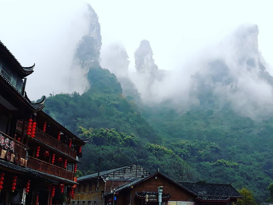 德夯苗寨，苗语意为“美丽的峡谷”，位于湖南吉首市西部