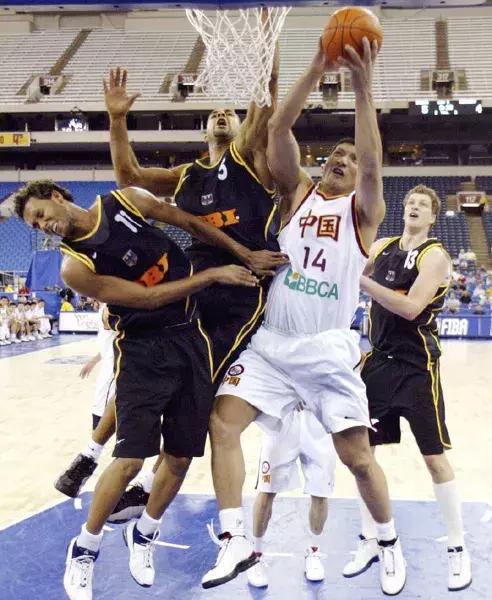 43岁巴特尔家庭幸福 大女儿迪菲貌美如花 小儿子身高比肩姚明