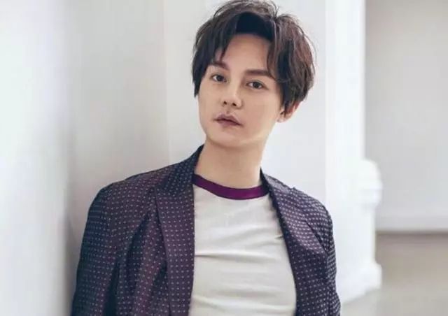 尹接受采访造型亮了,卷发半丸子头,带一对耳环,还胖了一圈|尹正|耳环