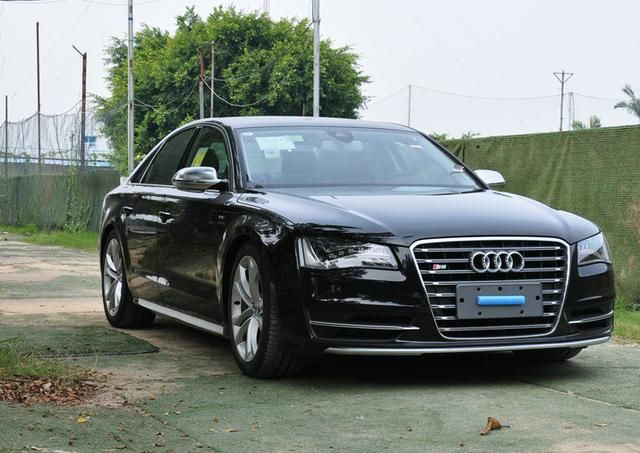 奥迪s8:外观设计很流行,看上去就不错