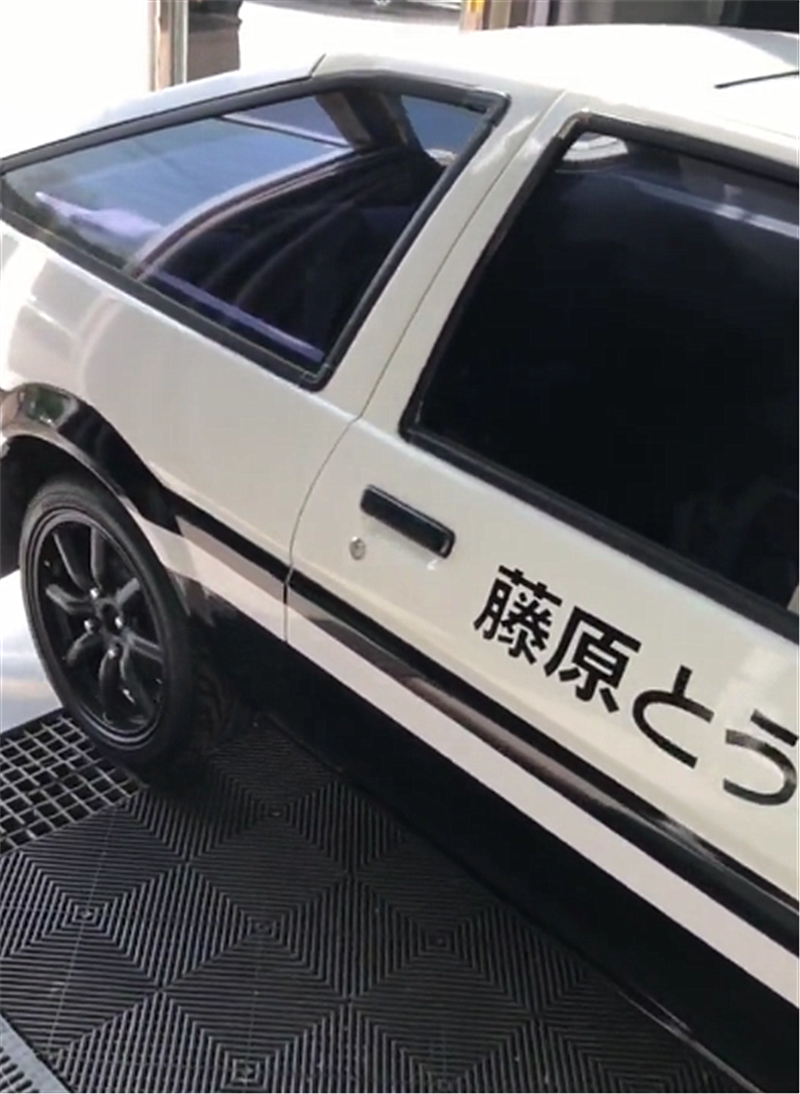 67《头文字d》中同款座驾,侧面写"藤原豆腐坊",还配跳马灯
