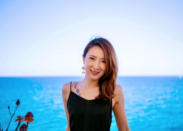 陈赫前妻晒照,许婧个性着装美得犯规,好身材全看得见