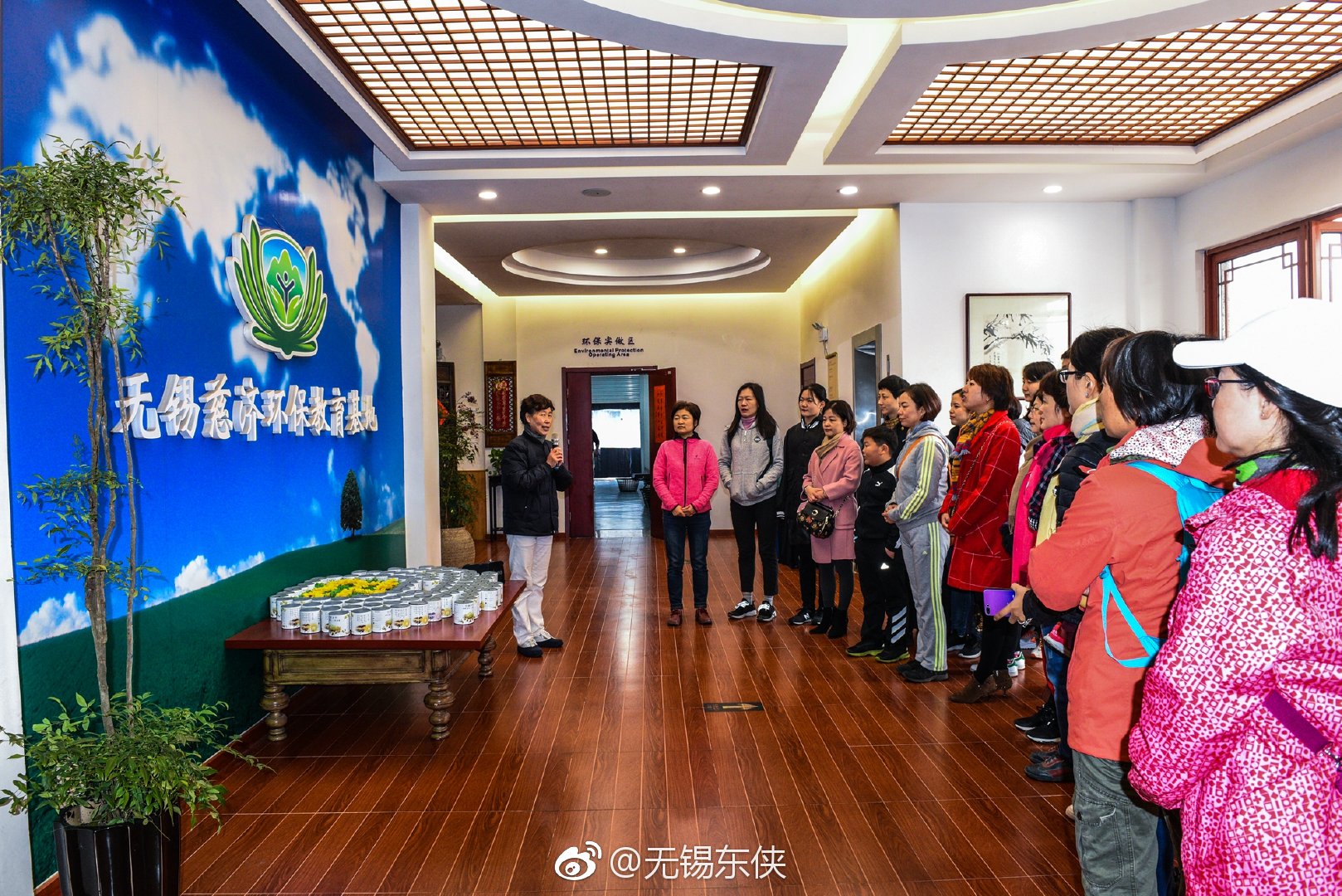 青翠中,可以找到一栋外观简洁的白色建筑物——无锡慈济环保教育基地