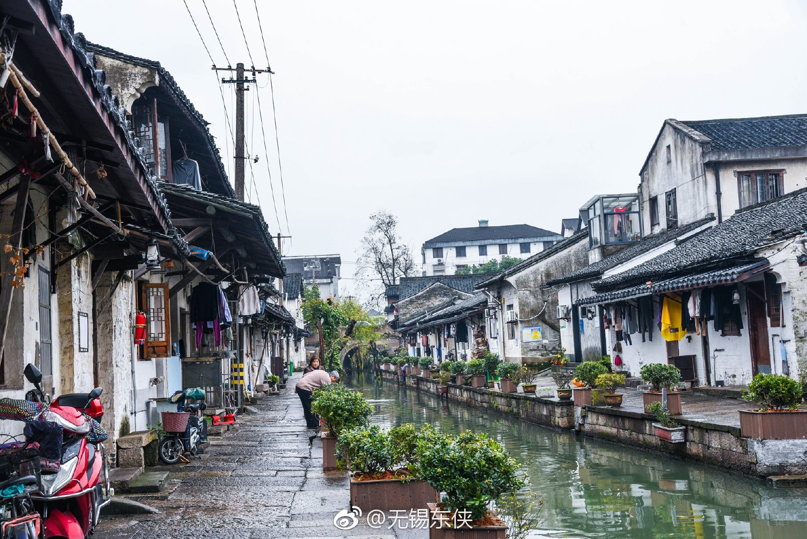 绍兴老城的喧嚣被隔绝在了外面的世界,古老沧桑的房子沿河建造