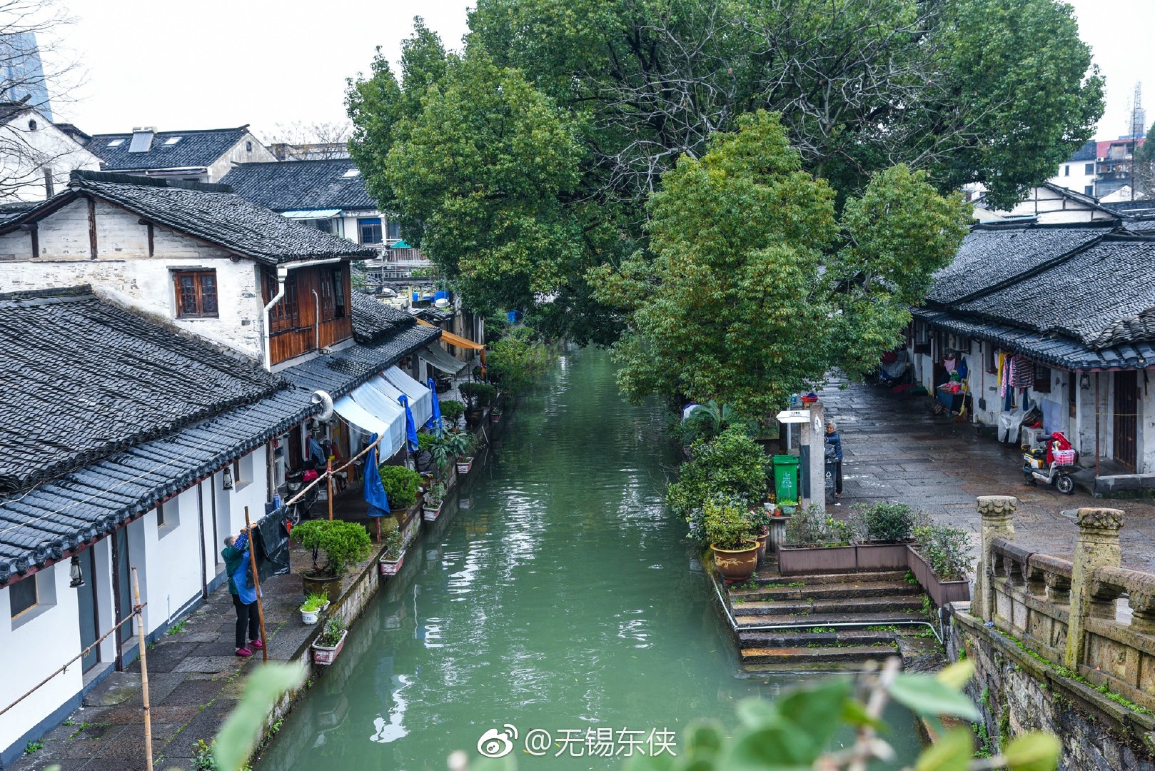 绍兴老城的喧嚣被隔绝在了外面的世界,古老沧桑的房子沿河建造