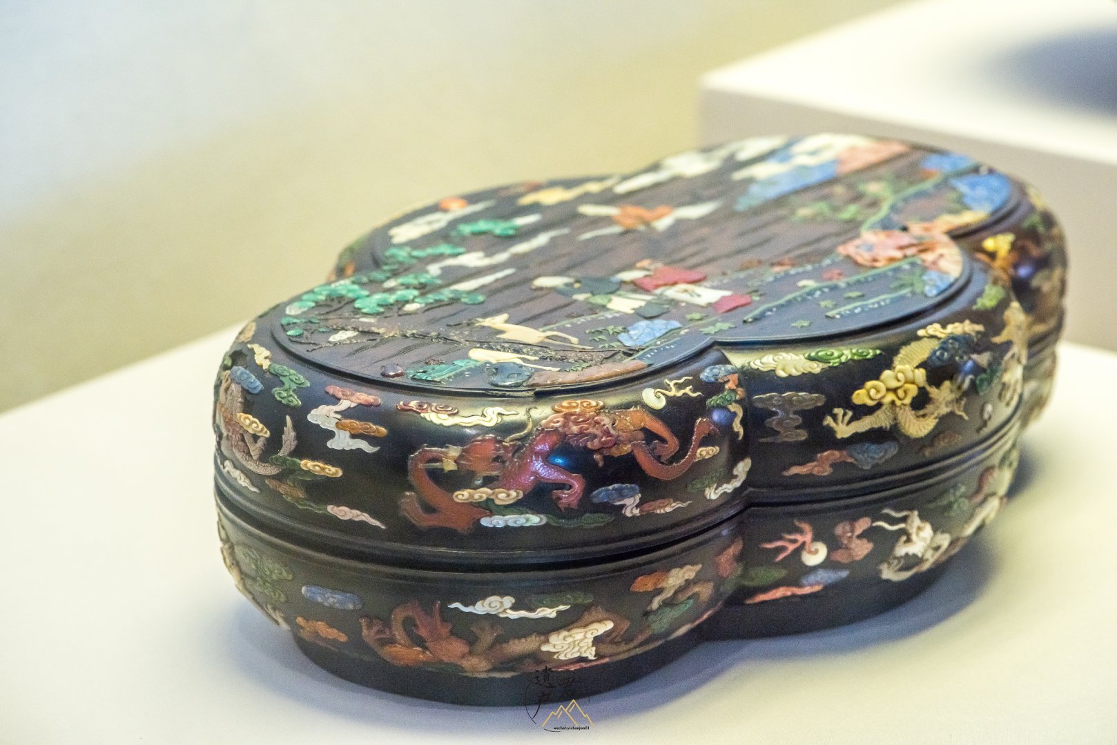 故宫博物院藏· 清代紫檀嵌螺钿迎寿图盒