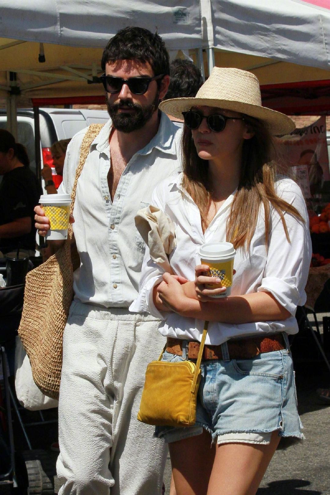 伊丽莎白奥尔森 和未婚夫robbie arnett 在studio city的农贸市场购物