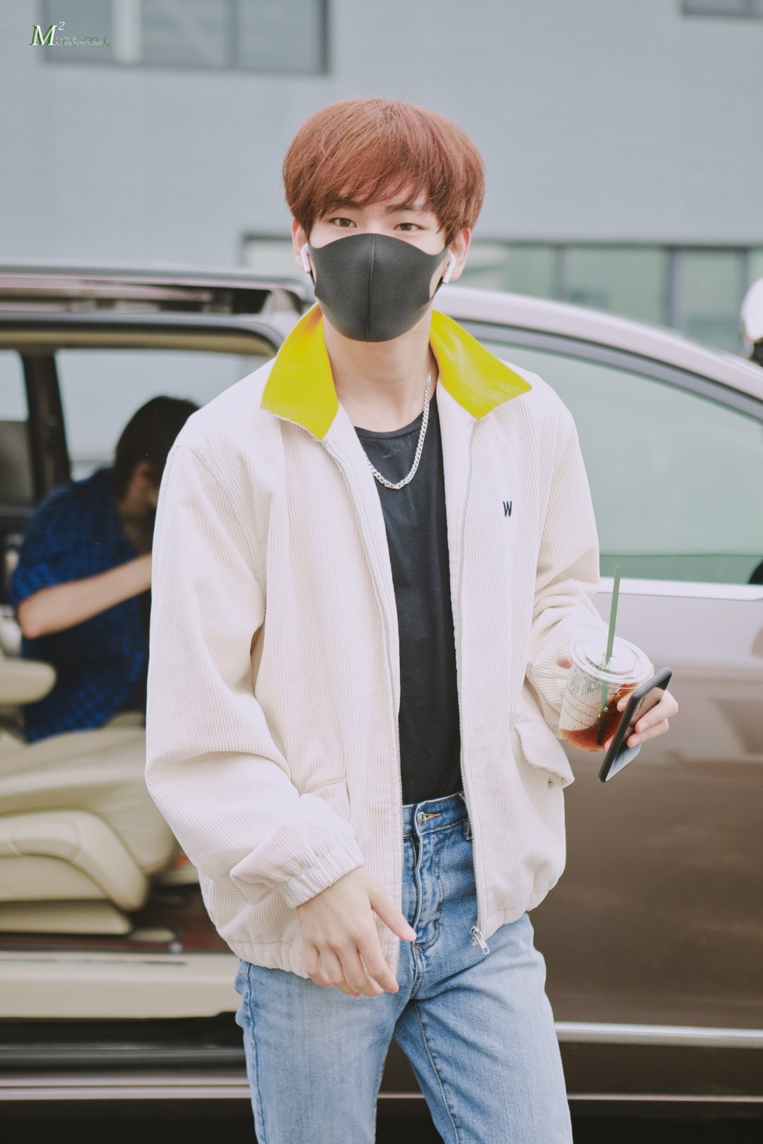 姚明明上班饭拍浅色外套牛仔裤白色枫叶长袜今日份顺毛的喵喵预