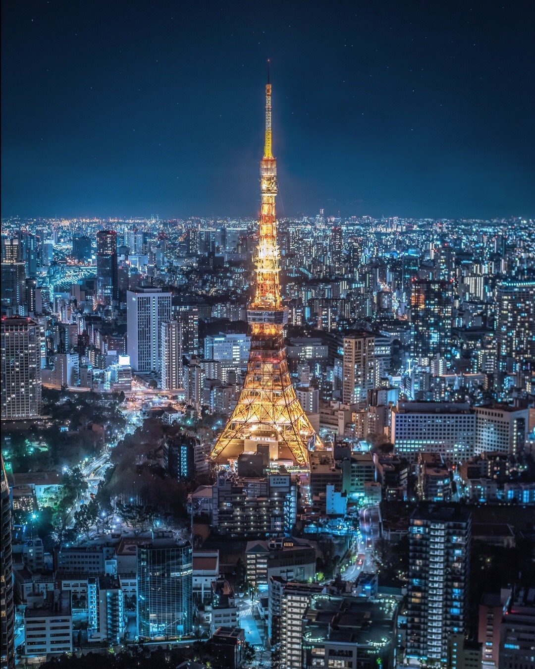 岛国摄影师koichi拍摄的夜幕下的东京塔和晴空塔，喜欢第一张|_新浪新闻