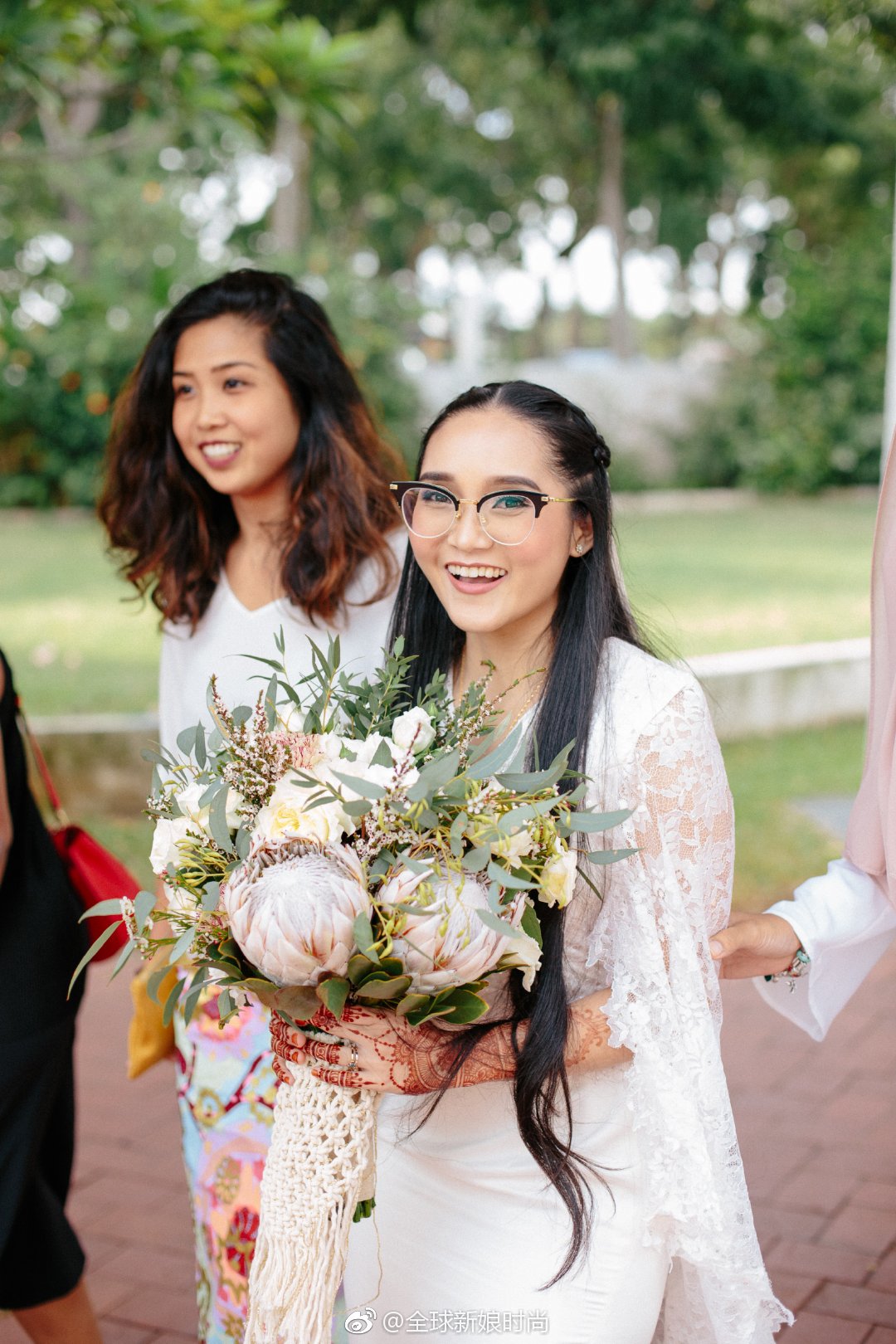 在婚礼当天戴着眼镜的新娘