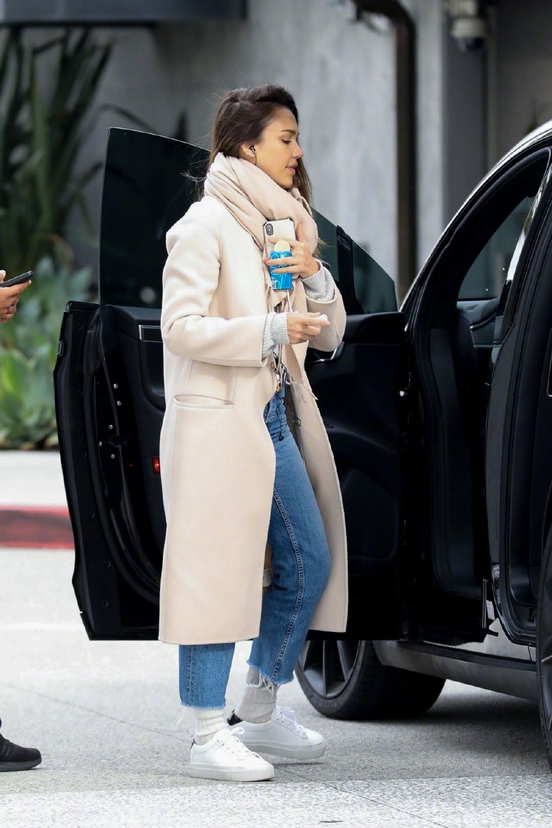 当地时间2月1日,杰西卡阿尔巴 在洛杉矶外出购物的街拍