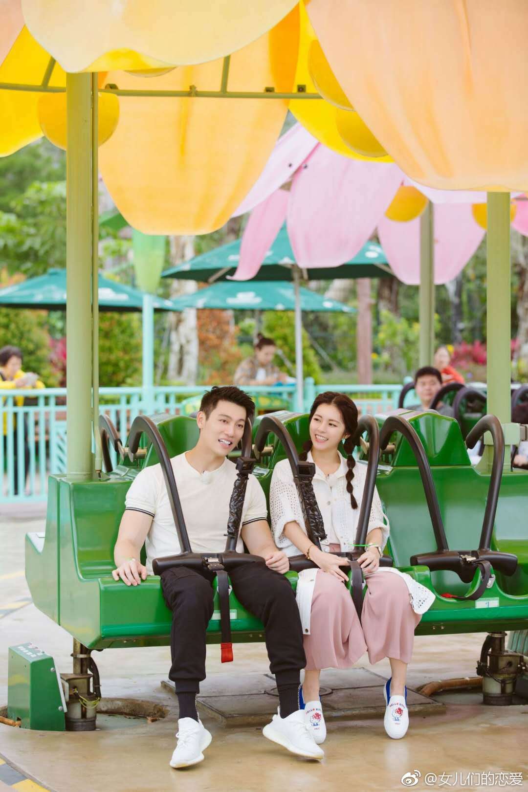 容容任容萱 @施宇eden开启游乐场浪漫约会