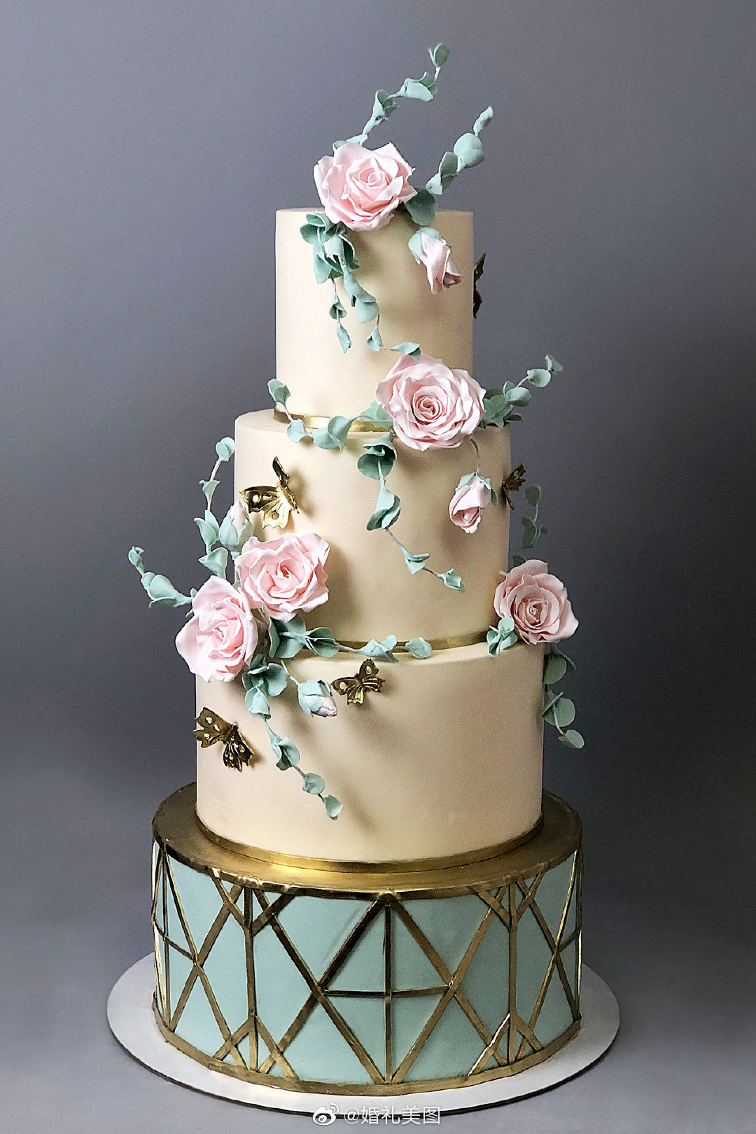 婚礼上最吸引人眼球的莫过于精致美丽的婚礼蛋糕了