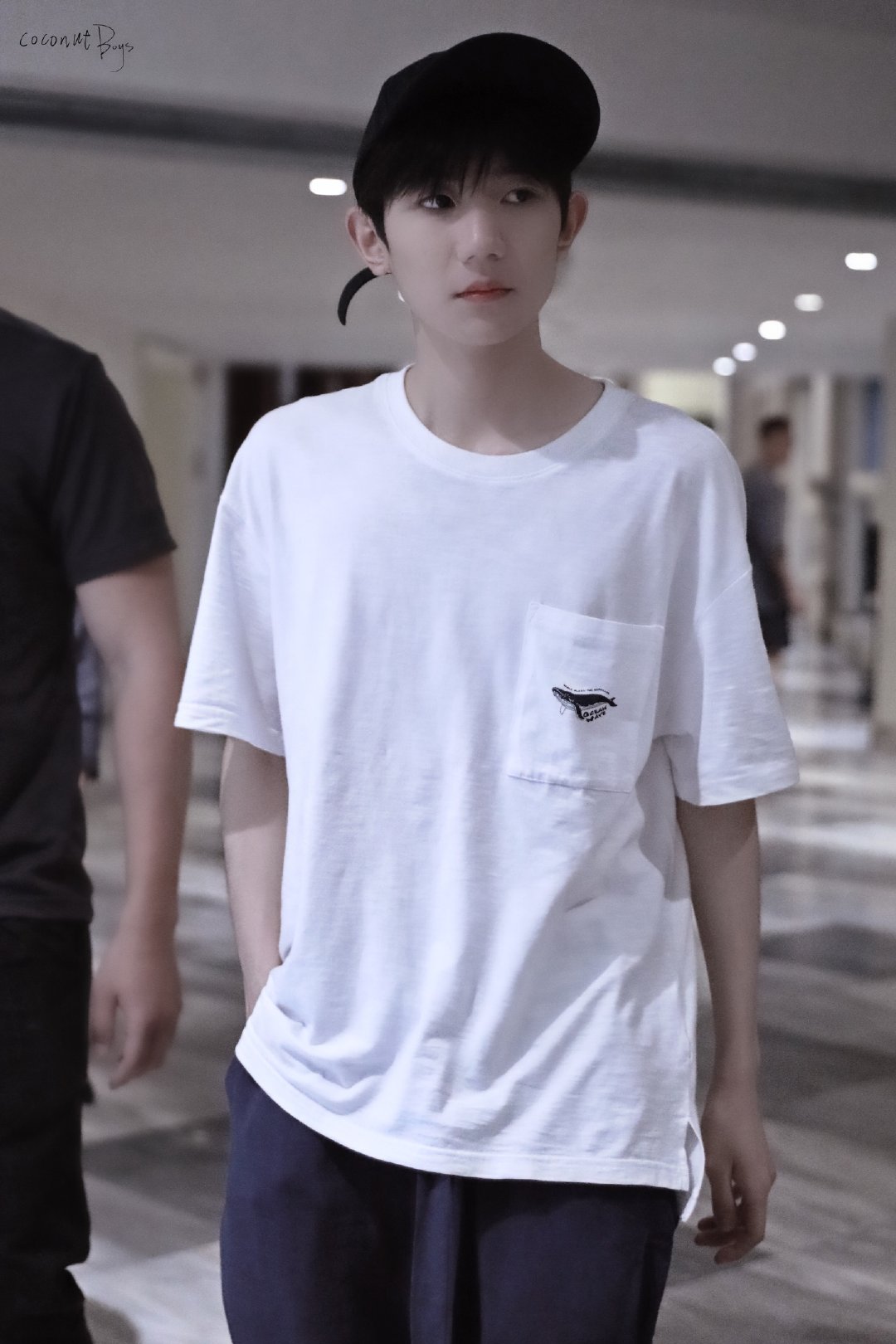 来感受一下刚哥的直角肩标准身材行走的衣架子tfboys王源