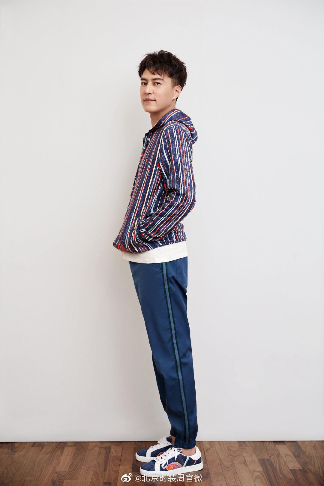 etro在2019年夏天再度携手大中华区品牌大使靳东先生推出佩斯里奇幻