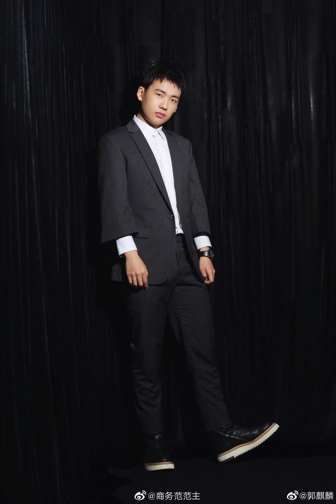 郭麒麟最近开豪车亮相,400万的迈凯伦非常拉风,戴宝珀手表